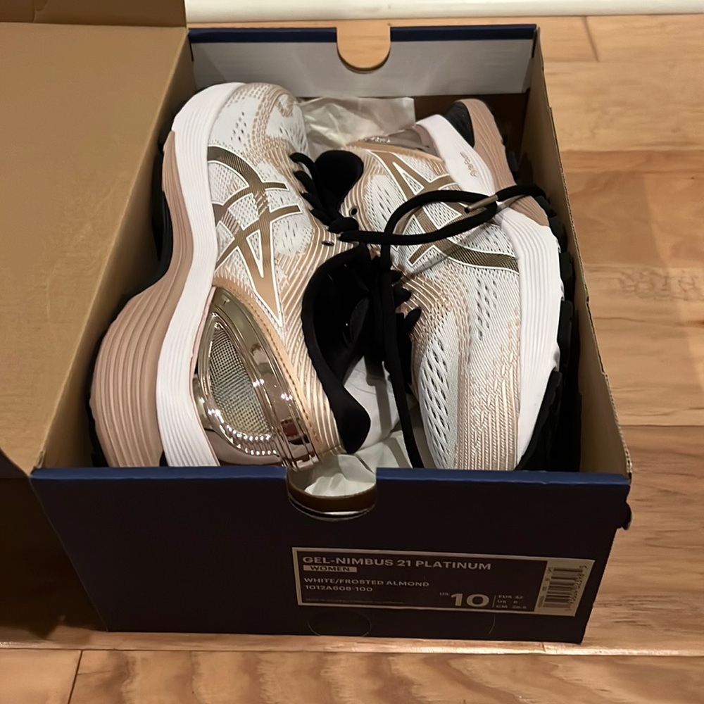 ASICS’s Gel Nimbus 21 platinum, size 10, NWT, white/frosted almond